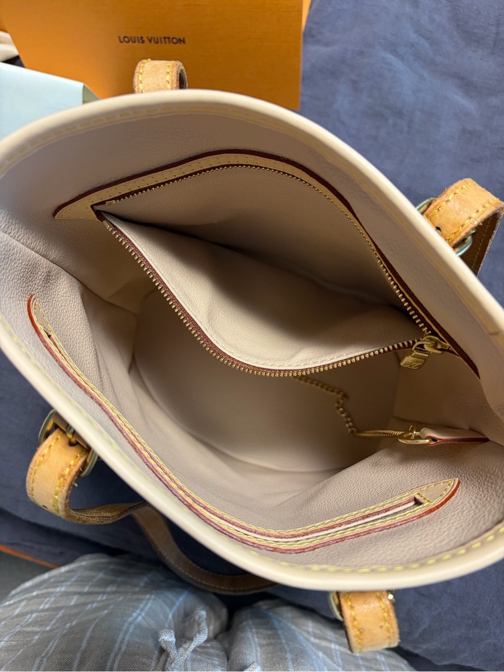 Louis Vuitton Monogram Petit Bucket Bag with Tan Leather Trim - Vintage - Picture 5 of 12